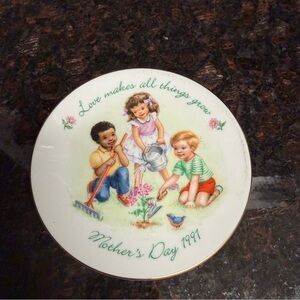Avon 1991 Mothers Day Porcelain Plate “Love Makes All Things Grow” 22K Gold Trim
